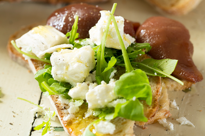 Broodje geitenkaas met rucola en stoofpeer.